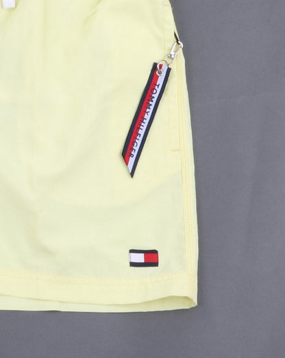 Tommy Hilfiger – Mittelgroße Shorts mit Kordelzug, Gelb