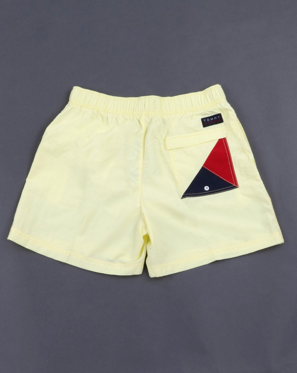 Tommy Hilfiger – Mittelgroße Shorts mit Kordelzug, Gelb