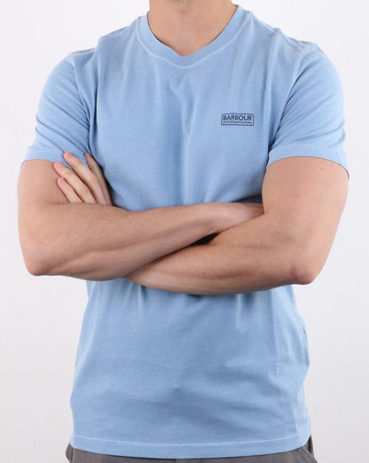 Barbour International – T-Shirt mit kleinem Logo in Wolkenblau