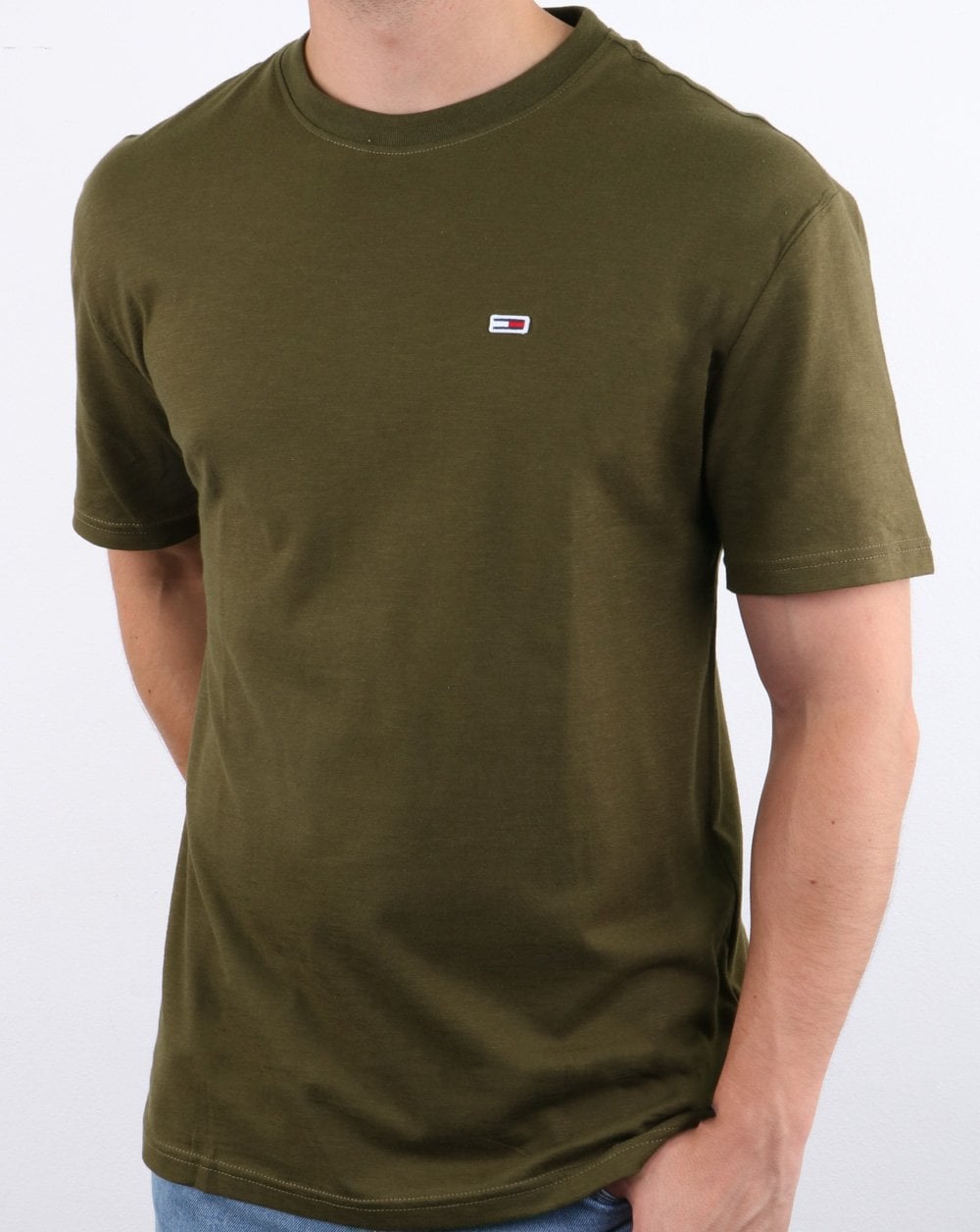 Tommy Hilfiger – T-Shirt mit kontrastierendem Halsausschnitt und gewaschener Optik in Olivgrün