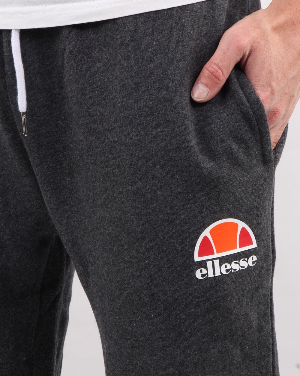 Ellesse – Slim Fit Trainingshose in Dunkelgrau
