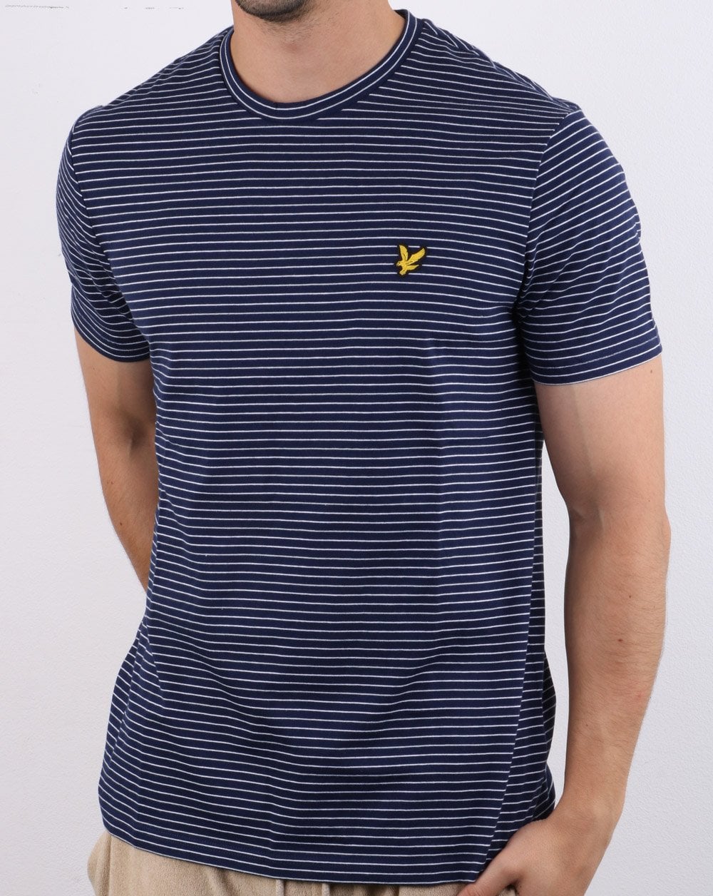 Lyle And Scott – T-Shirt mit feinen Streifen in Marineblau