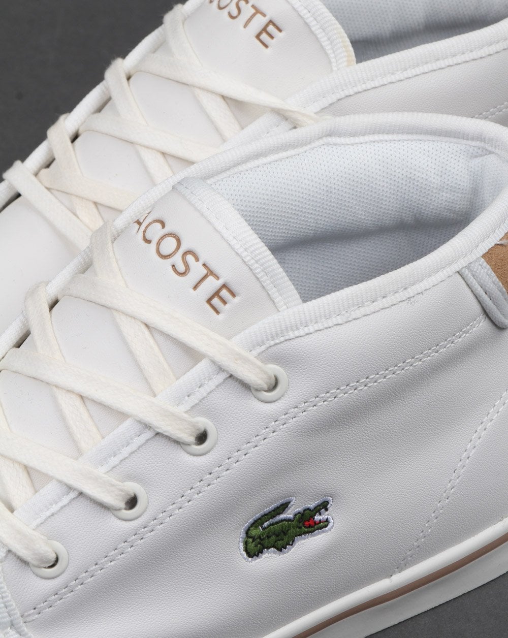 Lacoste – Ampthill – Ledersneaker in Off-White/Hellbraun