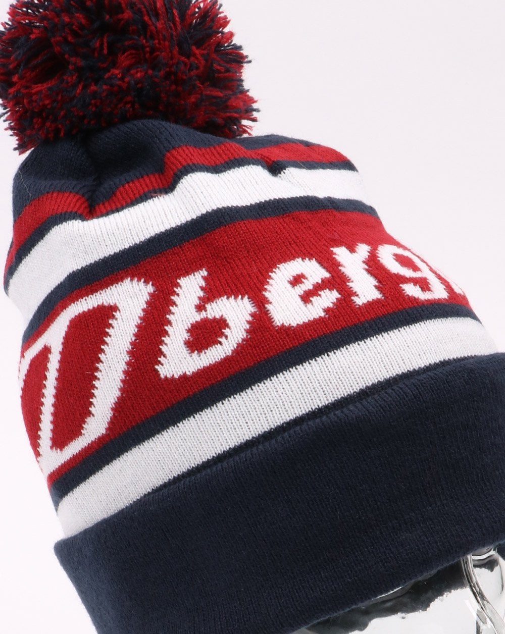 Berghaus Logo Bommelmütze Marineblau, Rot und Weiß