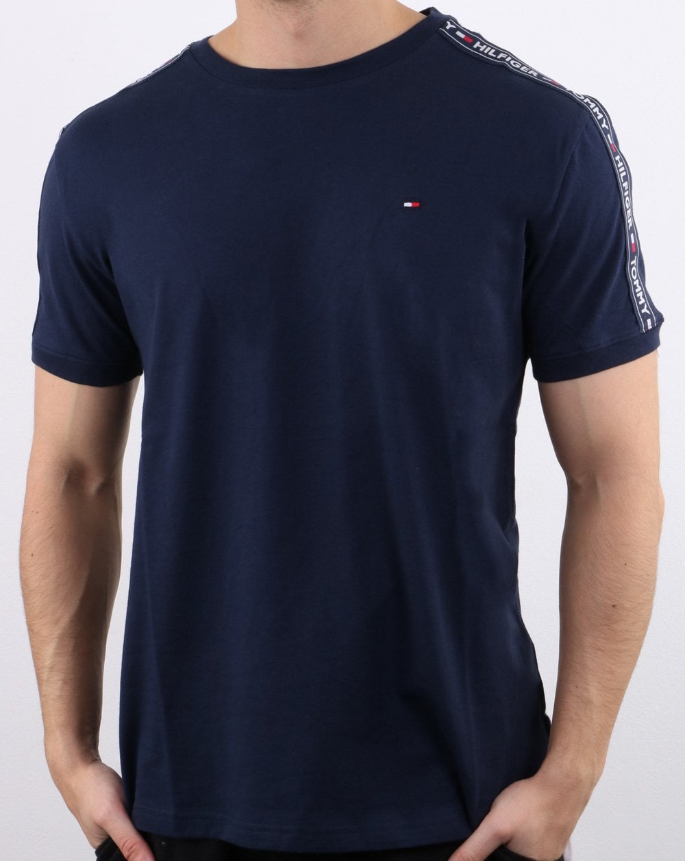 Tommy Hilfiger – T-Shirt mit Taping in Marineblau