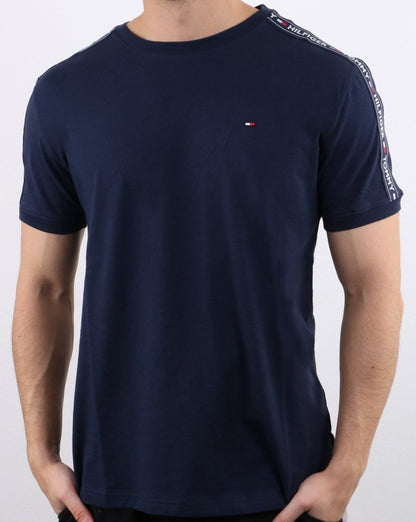 Tommy Hilfiger – T-Shirt mit Taping in Marineblau