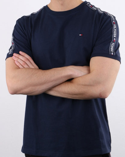 Tommy Hilfiger – T-Shirt mit Taping in Marineblau