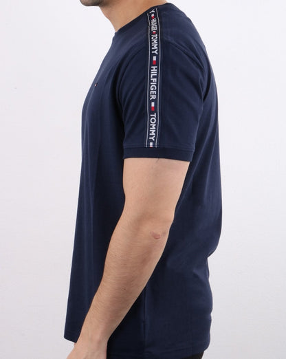 Tommy Hilfiger – T-Shirt mit Taping in Marineblau