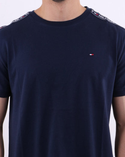 Tommy Hilfiger – T-Shirt mit Taping in Marineblau