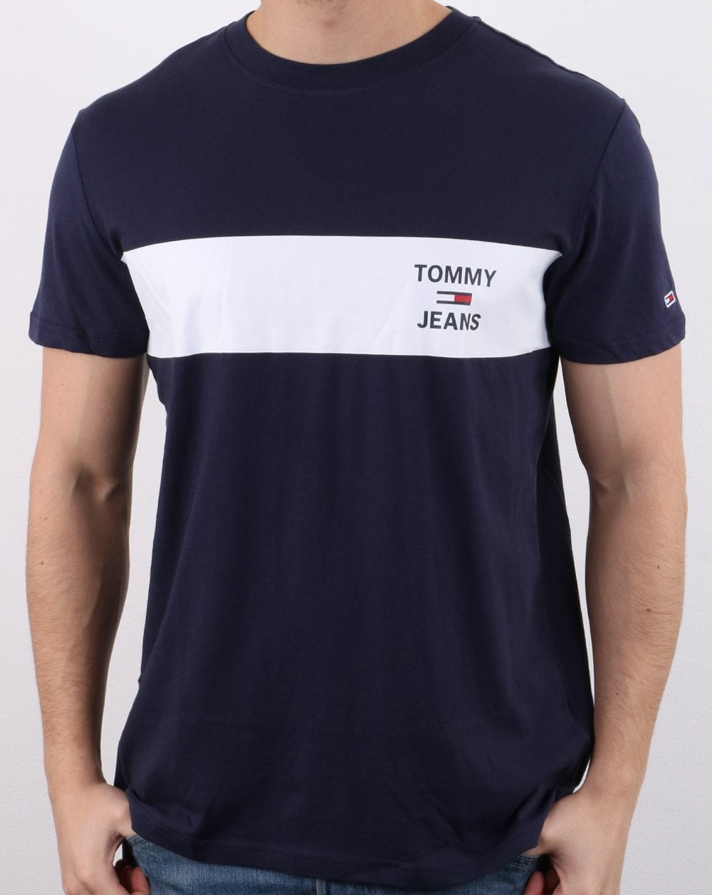 Tommy Hilfiger – T-Shirt mit Streifenlogo auf der Brust, Marineblau