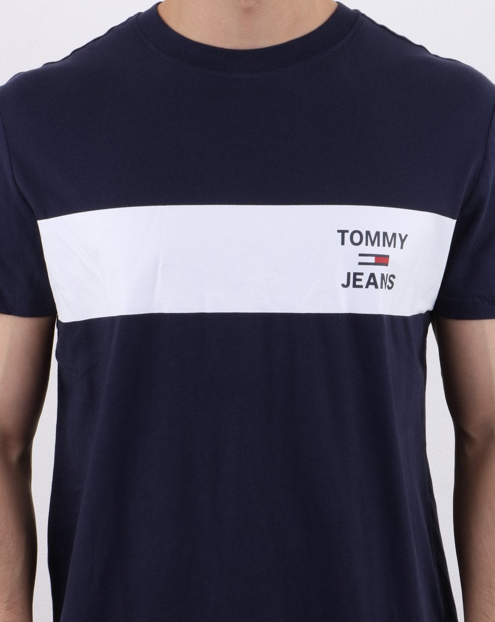 Tommy Hilfiger – T-Shirt mit Streifenlogo auf der Brust, Marineblau