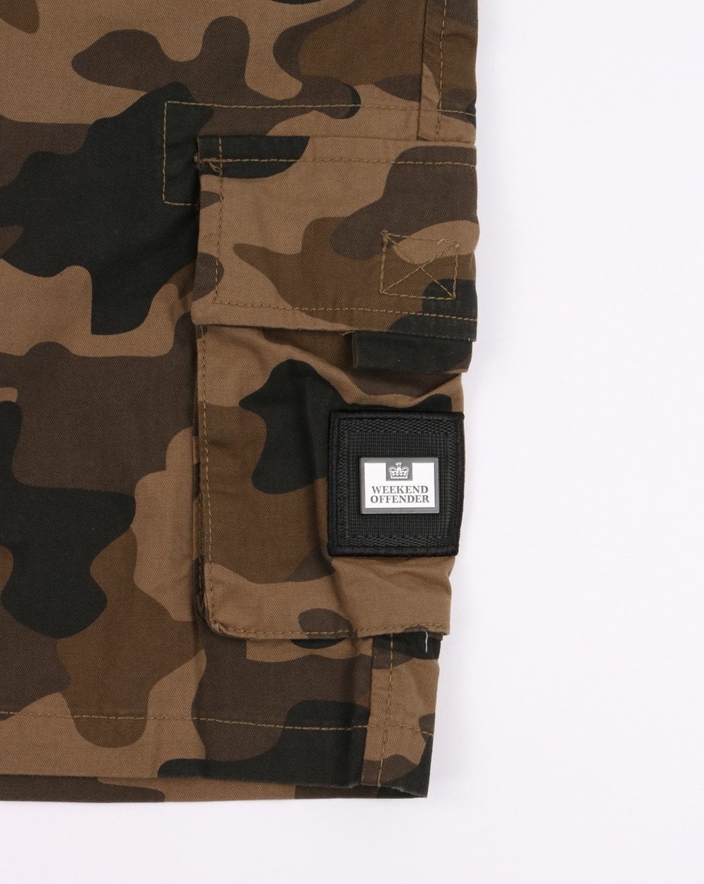 Weekend Offender – Cargo-Shorts mit Camouflage-Muster in Khaki