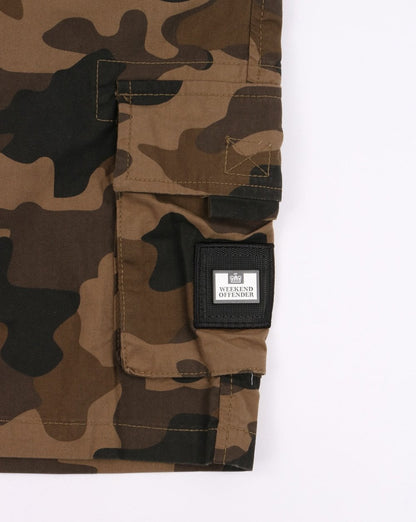 Weekend Offender – Cargo-Shorts mit Camouflage-Muster in Khaki