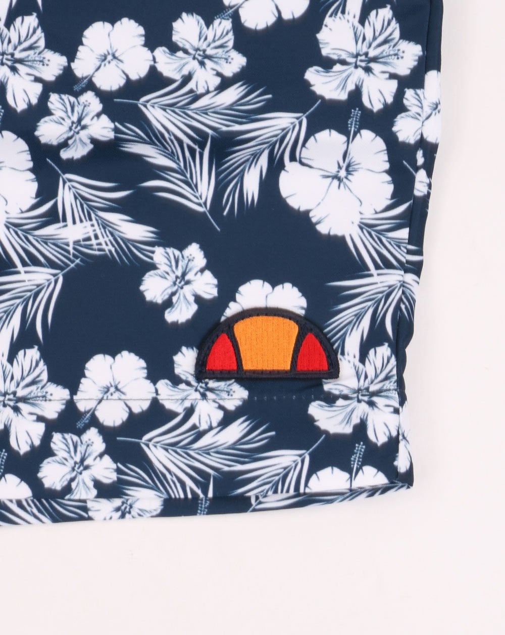 Ellesse – Geblümte Badeshorts in Marineblau und Weiß