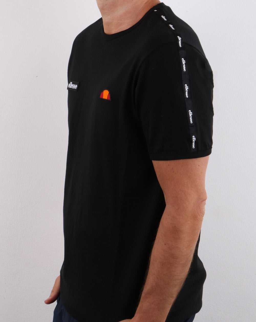 Ellesse – T-Shirt mit Taping in Schwarz