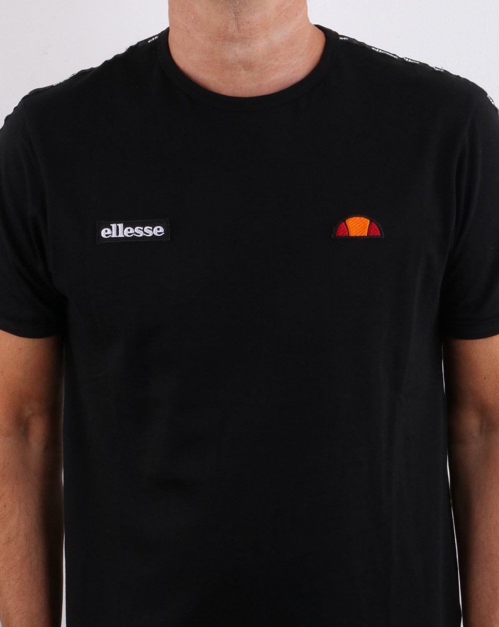 Ellesse – T-Shirt mit Taping in Schwarz