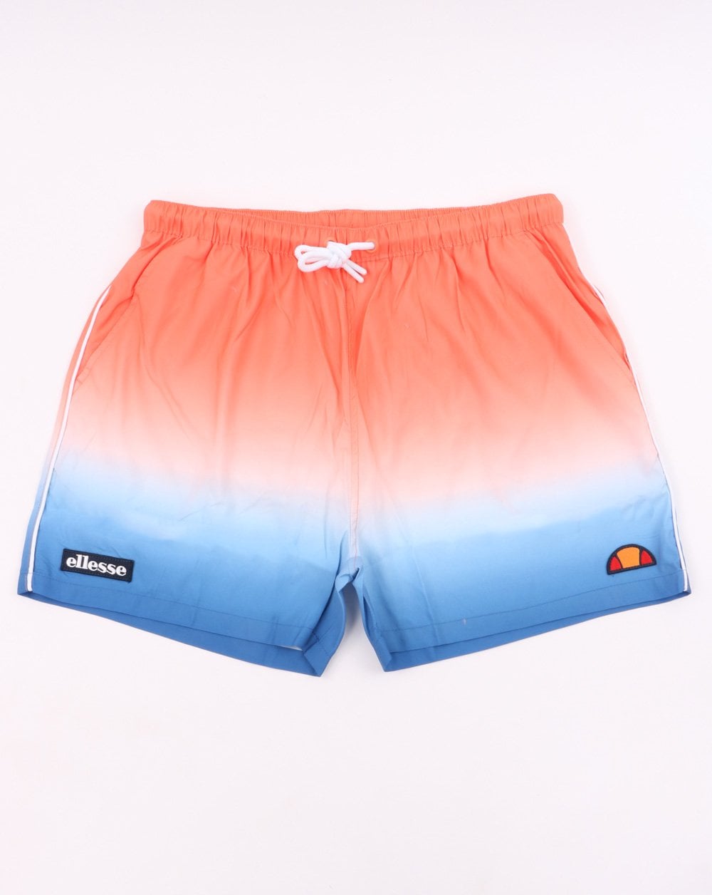 Ellesse – Fade – Badeshorts in Koralle, Weiß und Himmelblau