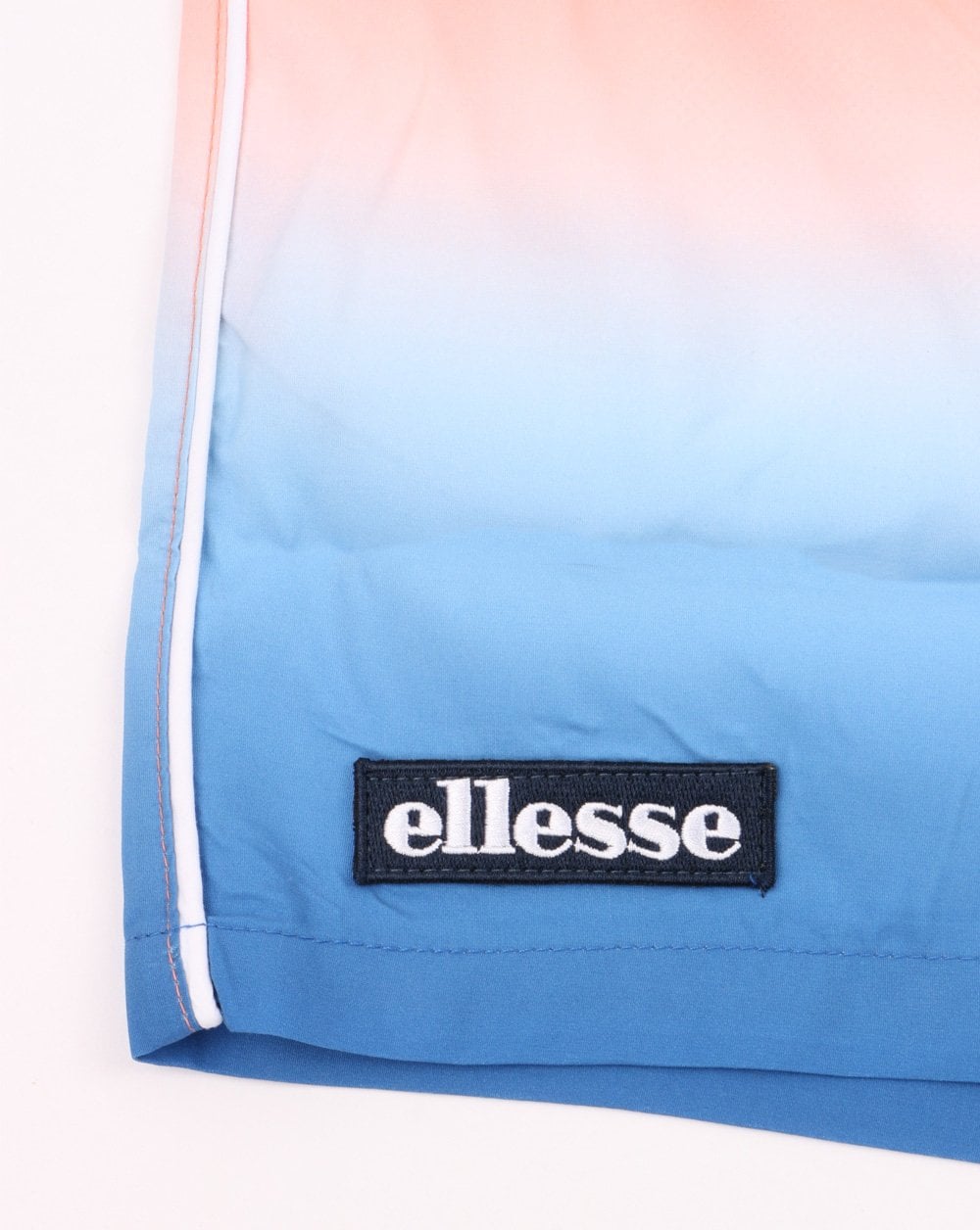 Ellesse – Fade – Badeshorts in Koralle, Weiß und Himmelblau