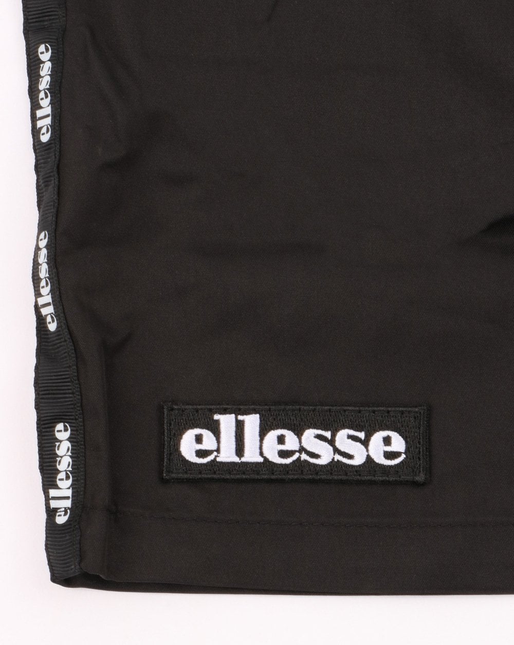 Ellesse – Badeshorts mit Zierband in Schwarz