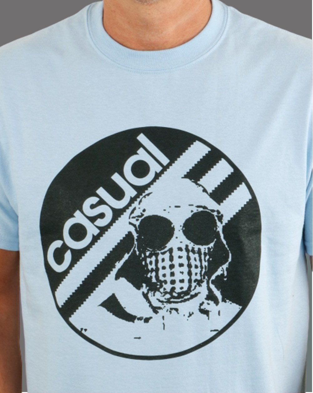 80er Casual Classics T-Shirt mit Schutzbrille und kariertem Schal Himmelblau