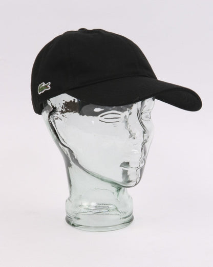 Lacoste – Baumwollkappe mit Kontrastriemen in Schwarz