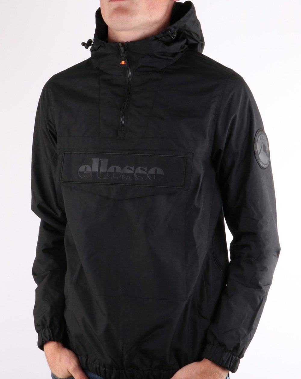 Ellesse – Ton in Ton gehaltene Jacke mit Viertelreißverschluss in Schwarz