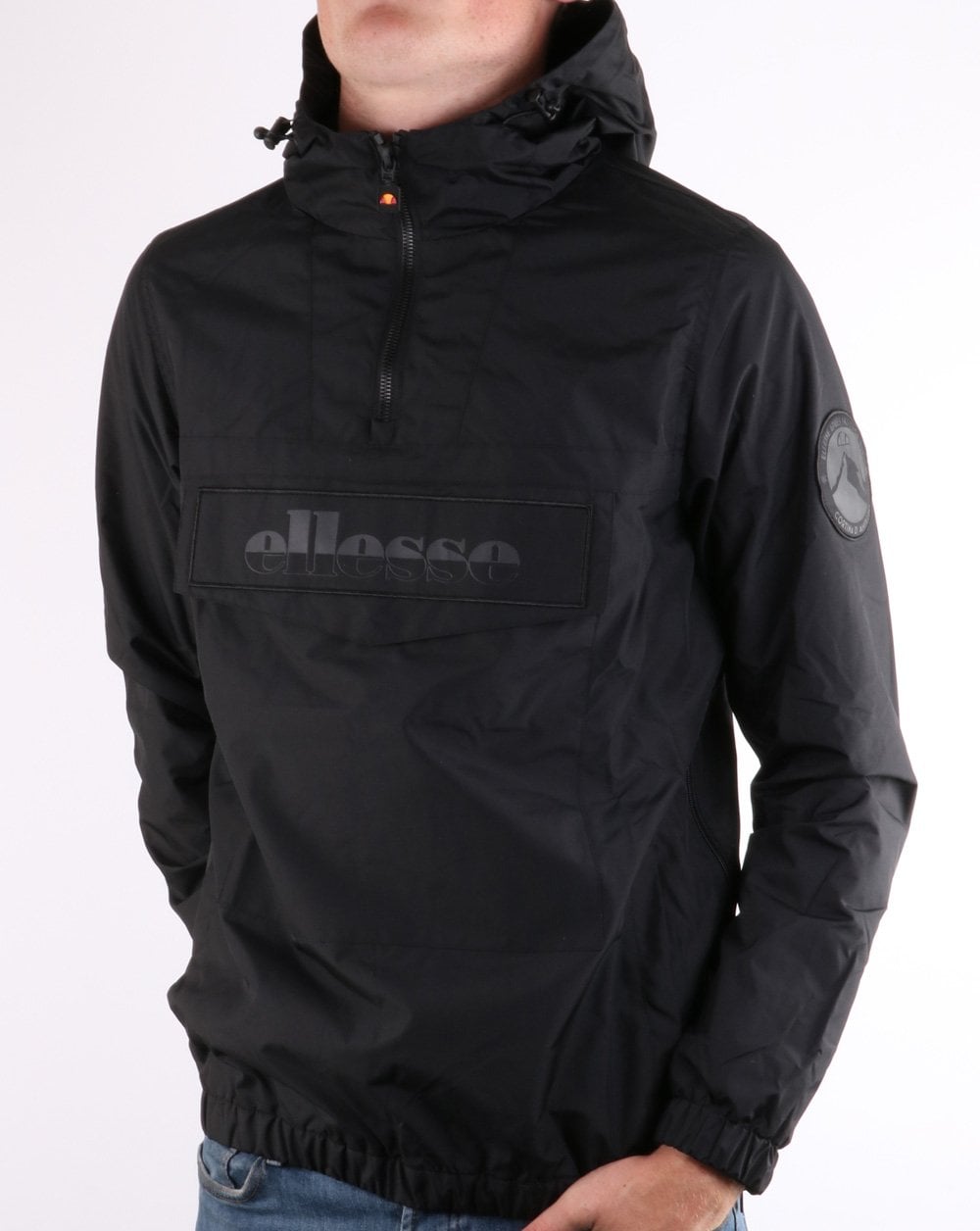 Ellesse – Ton in Ton gehaltene Jacke mit Viertelreißverschluss in Schwarz