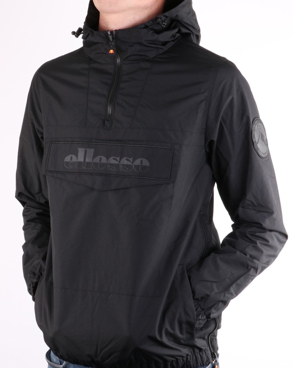 Ellesse – Ton in Ton gehaltene Jacke mit Viertelreißverschluss in Schwarz