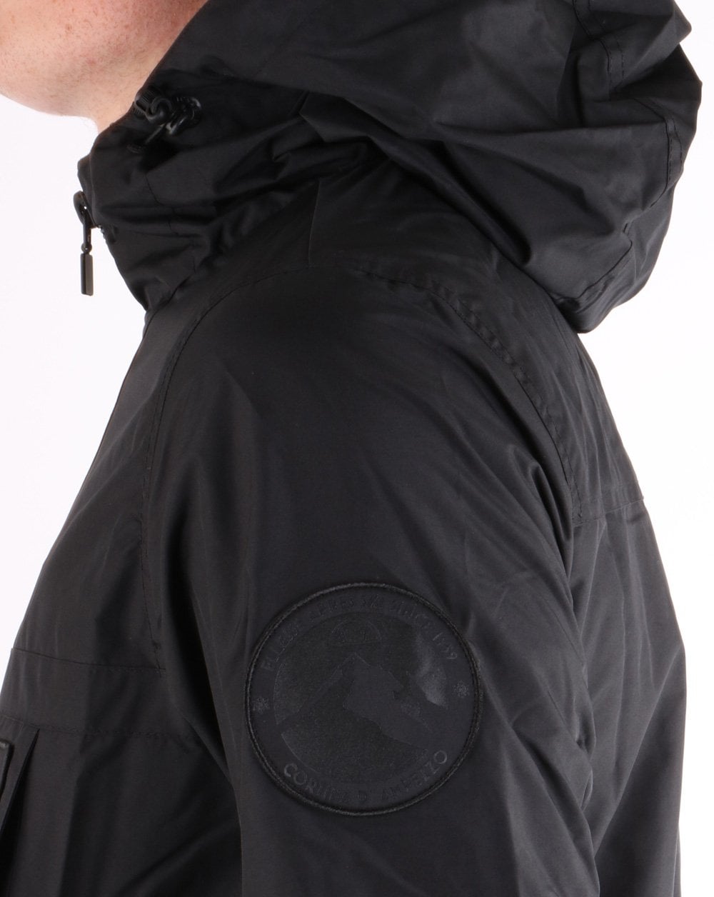 Ellesse – Ton in Ton gehaltene Jacke mit Viertelreißverschluss in Schwarz