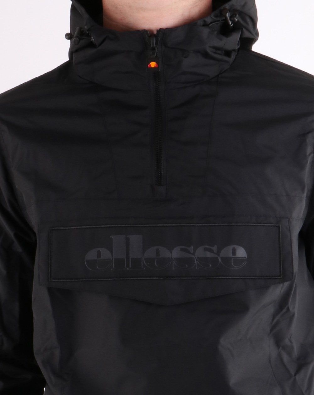 Ellesse – Ton in Ton gehaltene Jacke mit Viertelreißverschluss in Schwarz