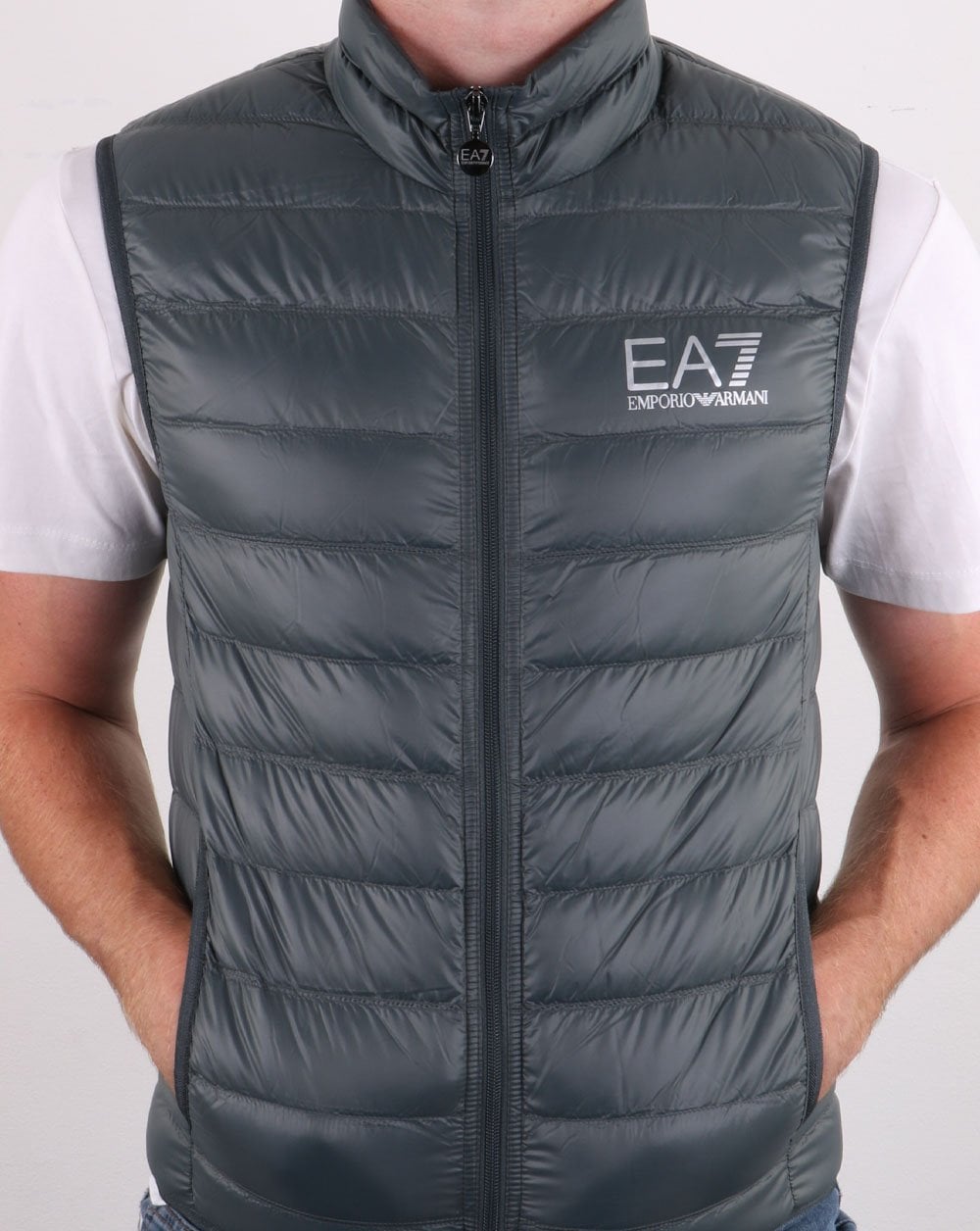 Emporio Armani – EA7 Core Logo Daunenweste in Silber