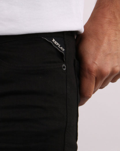 Replay – Anbass – Schmal geschnittene Jeans in Schwarz