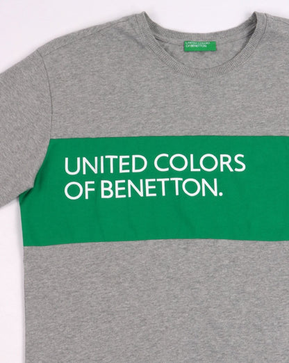 Benetton – Klassisches Crew-T-Shirt mit Tape-Logo in Grau