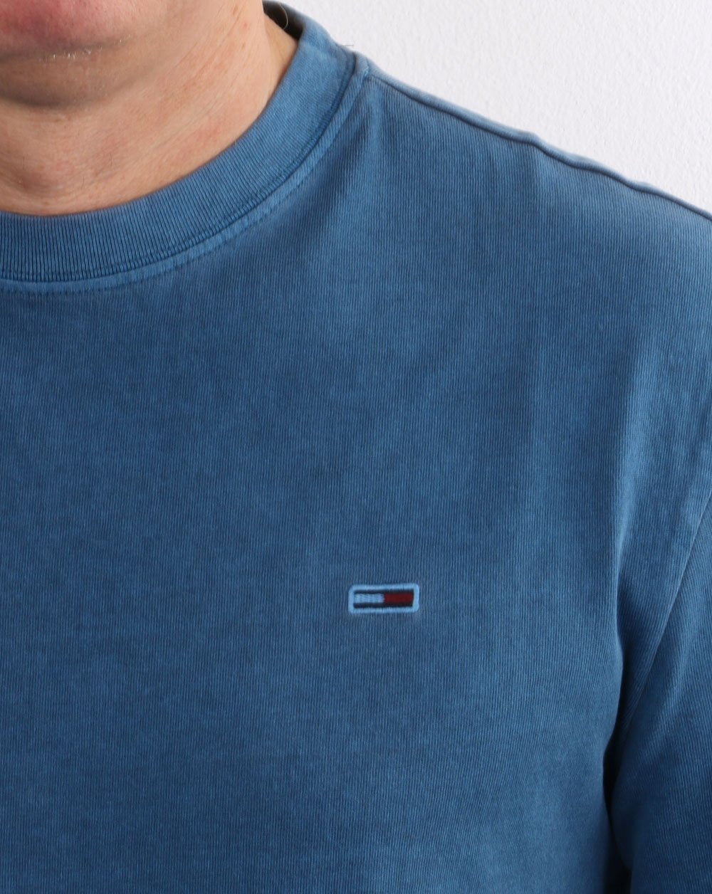 Tommy Jeans – T-Shirt in Sunfaded-Waschung, Blau