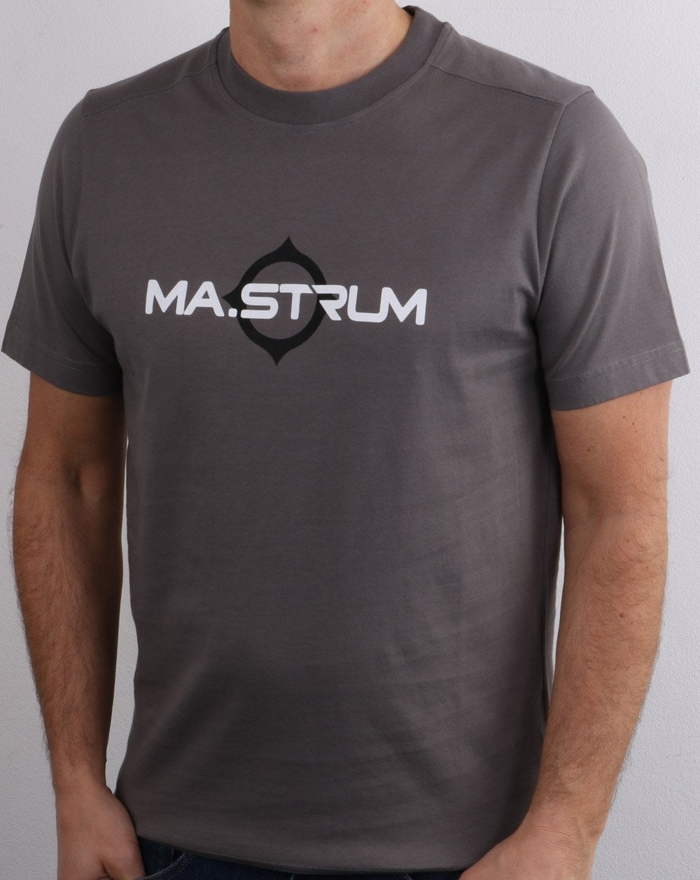 Ma.strum – T-Shirt mit Logo-Print in dunklem Schiefergrau