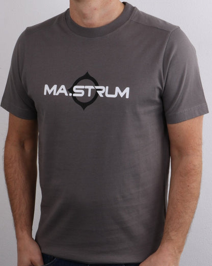 Ma.strum – T-Shirt mit Logo-Print in dunklem Schiefergrau