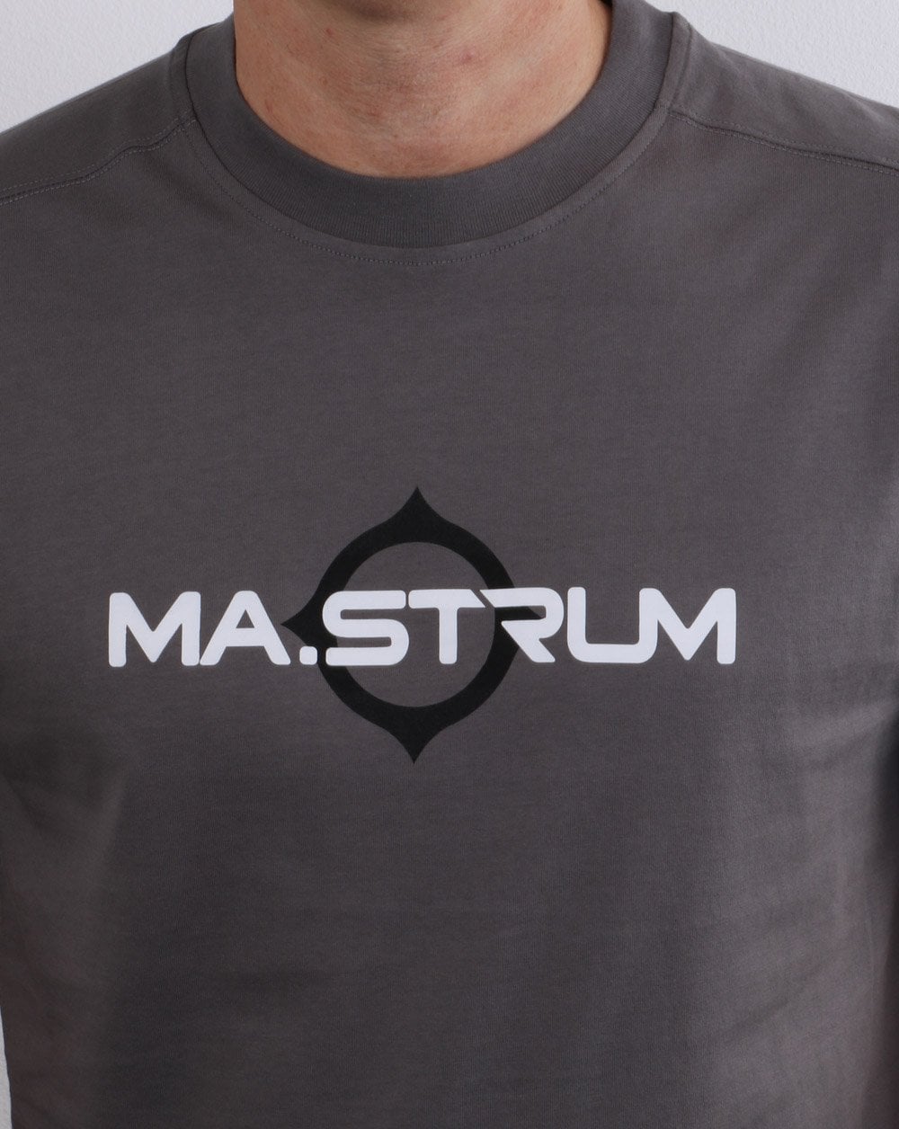 Ma.strum – T-Shirt mit Logo-Print in dunklem Schiefergrau