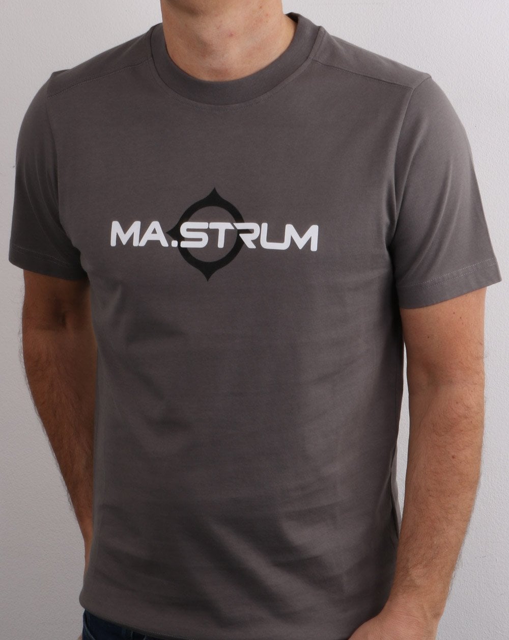 Ma.strum – T-Shirt mit Logo-Print in dunklem Schiefergrau