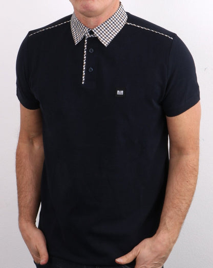 Weekend Offender – Poloshirt mit kariertem Kragen, Marineblau