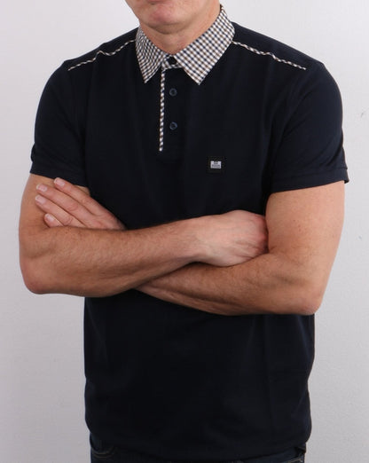 Weekend Offender – Poloshirt mit kariertem Kragen, Marineblau