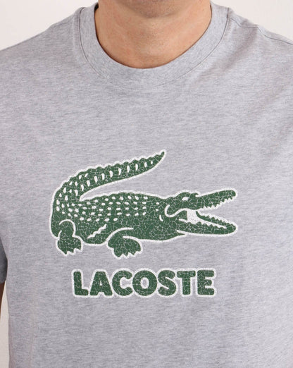 Lacoste – T-Shirt mit rissigem Logo in Silber