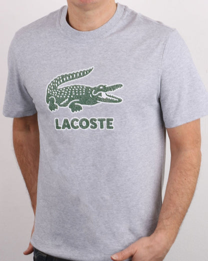 Lacoste – T-Shirt mit rissigem Logo in Silber