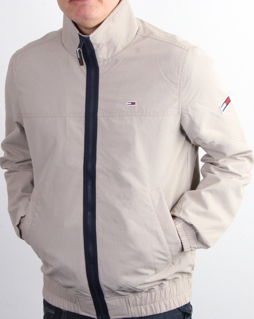 Tommy Jeans – Essential Bomberjacke in Stein
