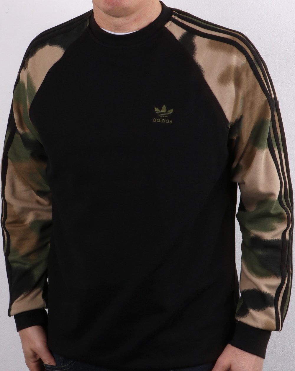 Adidas Originals – Schwarzes Sweatshirt mit Rundhalsausschnitt und Camouflage-Muster