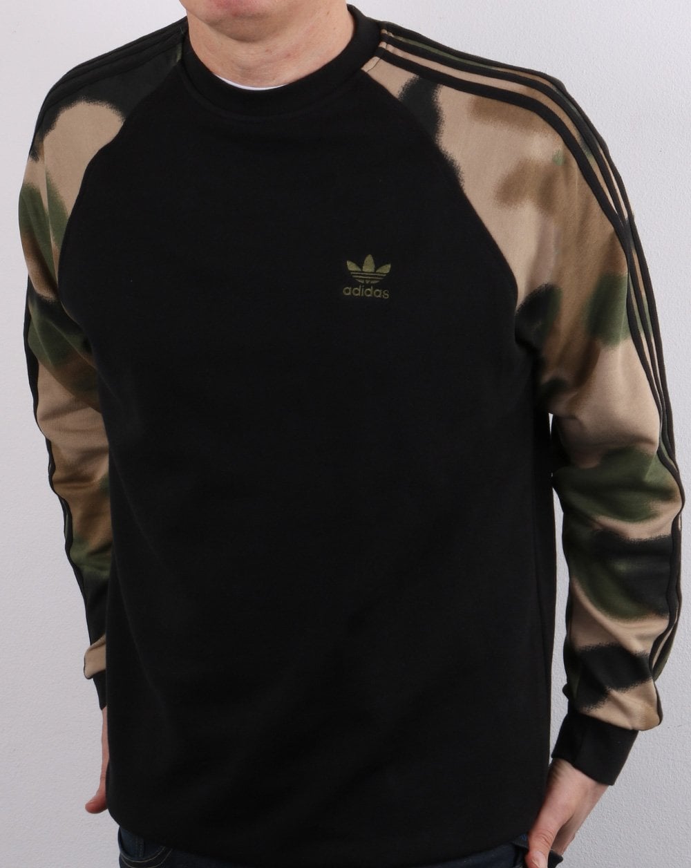 Adidas Originals – Schwarzes Sweatshirt mit Rundhalsausschnitt und Camouflage-Muster