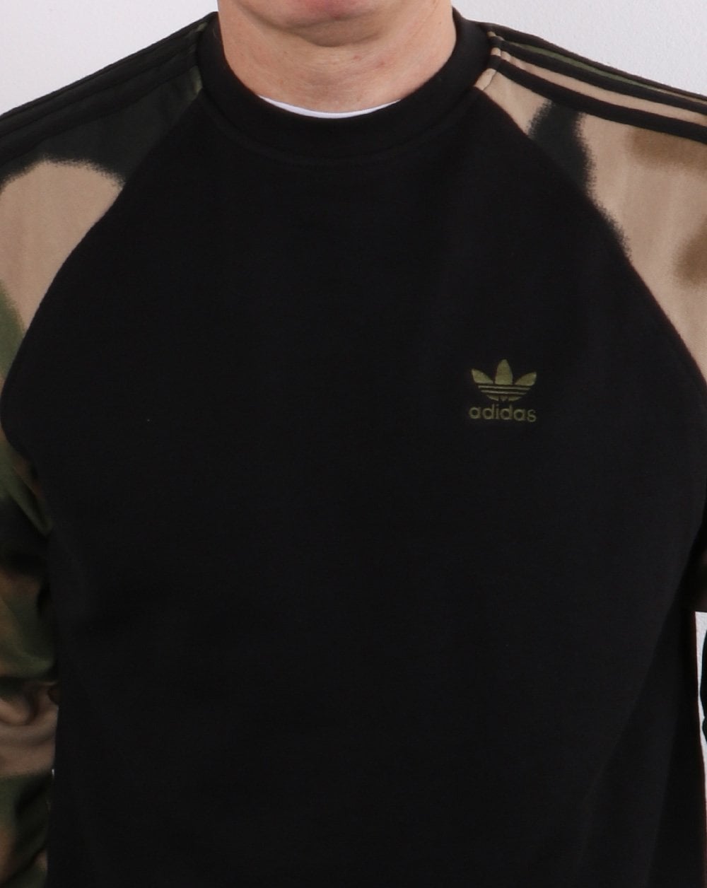Adidas Originals – Schwarzes Sweatshirt mit Rundhalsausschnitt und Camouflage-Muster
