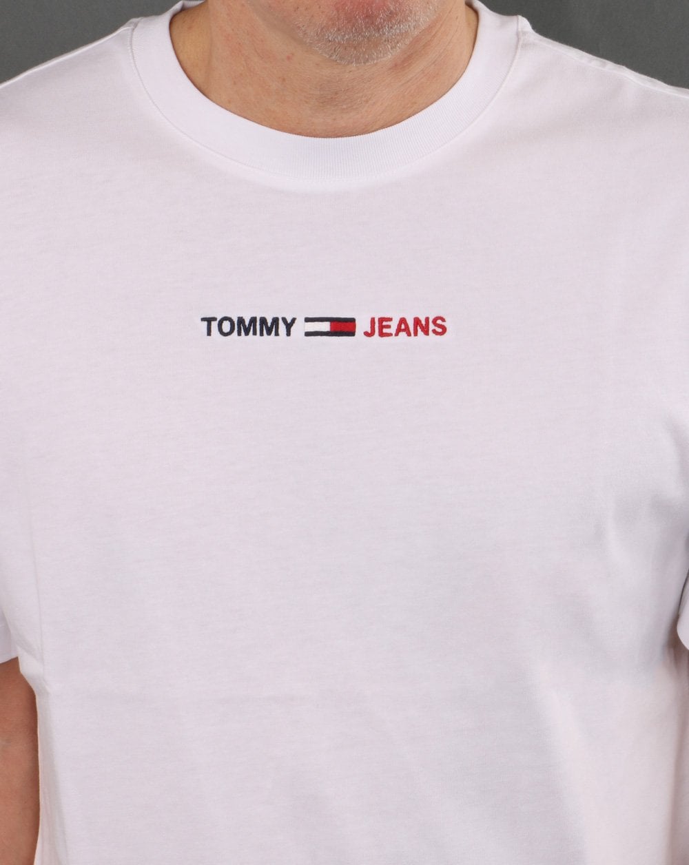 Tommy Jeans – Weißes T-Shirt mit linearem Logo