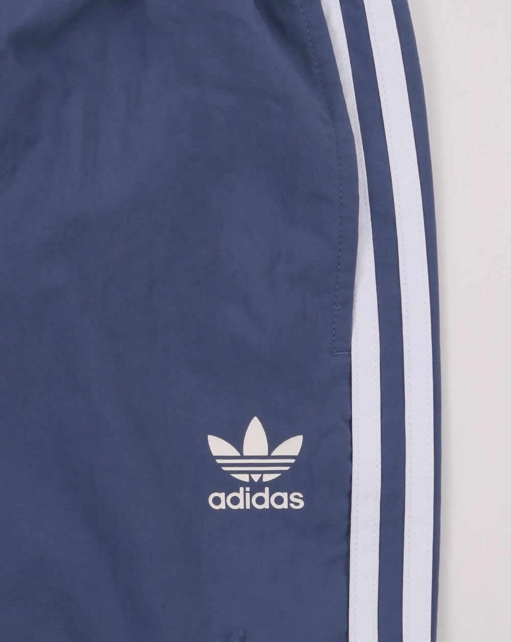 Adidas Originals – 3-Streifen-Badeshorts in Rundhalsausschnitt, Blau