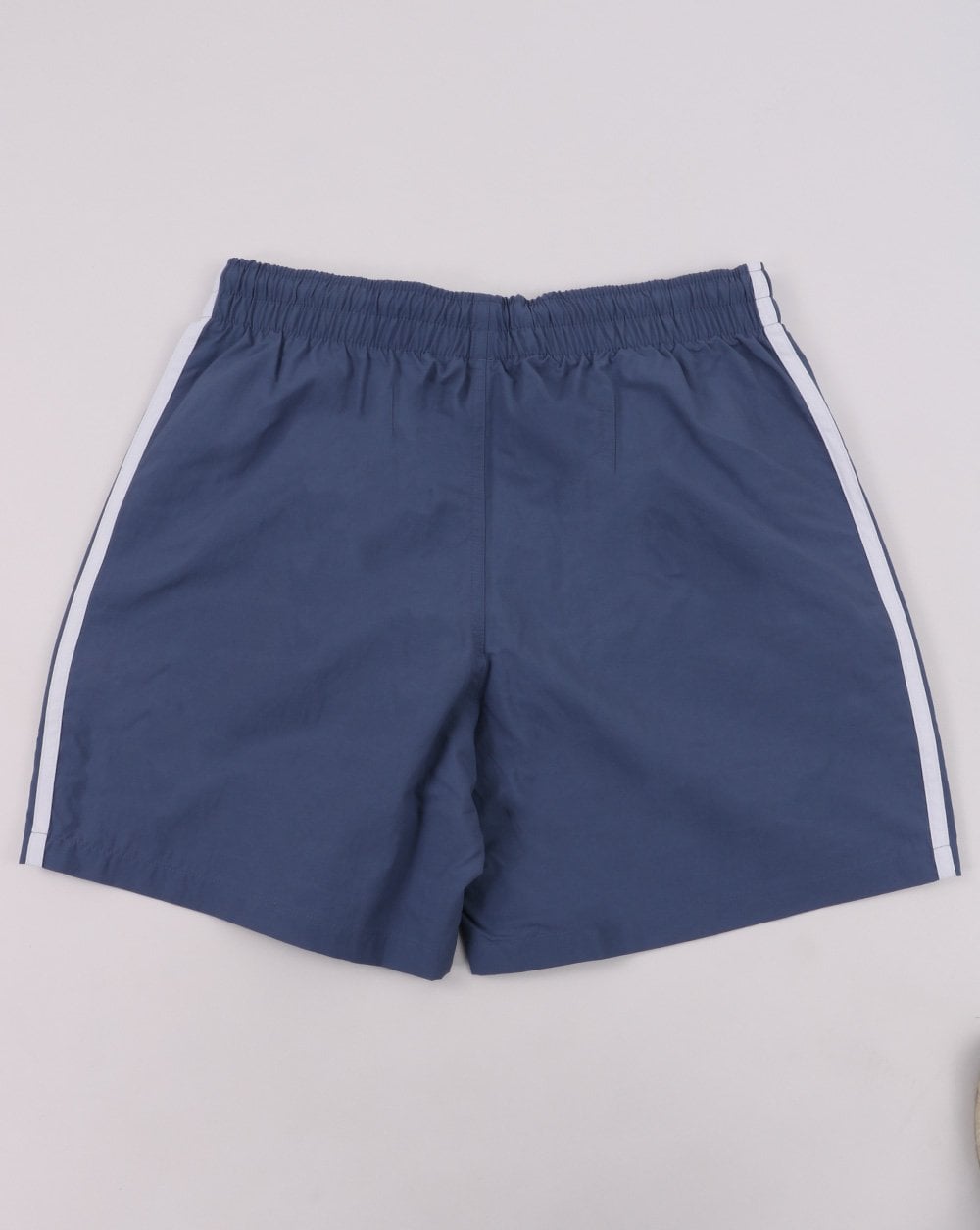 Adidas Originals – 3-Streifen-Badeshorts in Rundhalsausschnitt, Blau