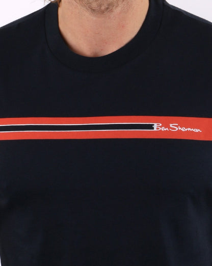 Ben Sherman – T-Shirt mit Streifen auf der Brust in Dunkelmarineblau
